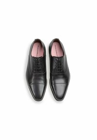 Schwarze Lederschuhe mit spitzem Zehenbereich, vier Ösen für Schnürsenkel und glatter Oberfläche. Das Innenleben verfügt über eine rosa Innensohle.
