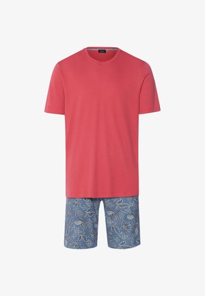 Koraalrood T-shirt met korte mouwen en ronde hals, gecombineerd met blauwe korte broek met paisley- en bloemenpatroon.