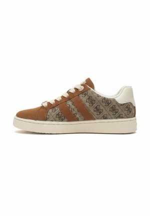 Niski sneaker z brązowym zamszowym czubkiem, wzorzystymi materiałowymi bokami z logo, brązowymi paskami, białym kołnierzem przy pięcie i białą podeszwą.