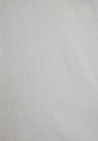 Tessuto grigio chiaro con una trama liscia e un leggero motivo di tessitura, che mostra una lucentezza minima e un aspetto uniforme e costante.