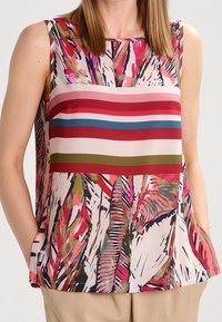 Bezrukávový top s květinovým vzorem v růžové, zelené a fialové barvě, s horizontálními pruhy v červené a modré barvě přes oblast hrudníku.