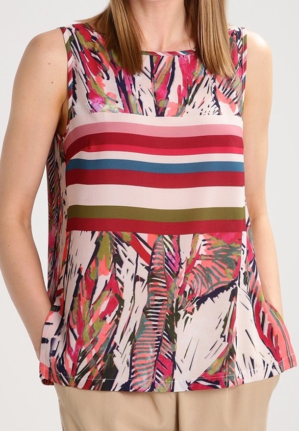 Bezrukávový top s květinovým vzorem v růžové, zelené a fialové barvě, s horizontálními pruhy v červené a modré barvě přes oblast hrudníku.