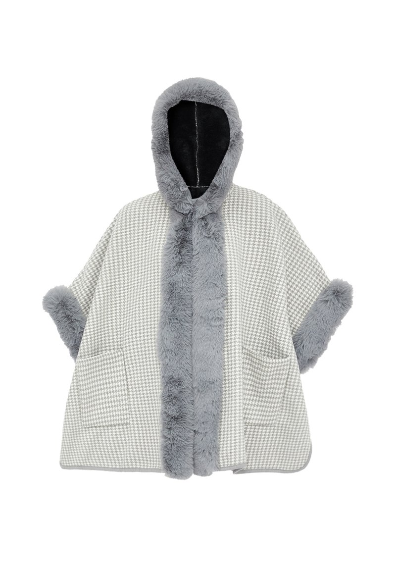 Pončo s houndstooth vzorem v šedé a bílé barvě s umělou kožešinou na kapuci a lemech, které má dvě přední kapsy a široké rukávy.