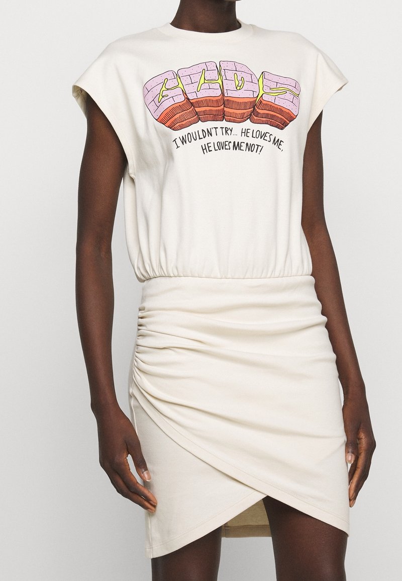 Kurzes, kremfarbenes Kleid mit gerafftem Bund, das ein mehrfarbiges grafisches Textdesign und ein diagonales Wickelrock-Detail aufweist.