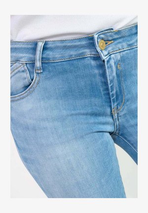 Hellblaue Jeans aus Denim mit einem taillierten Schnitt, ausgestattet mit einem goldfarbenen Knopf, Kontrastnähten und einer klassischen Fünf-Taschen-Form.