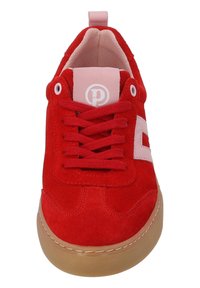 Sneaker in suede rosso con accenti rosa, punta rotonda, chiusura con lacci, patch con logo sulla linguetta e suola in gomma con finitura testurizzata.