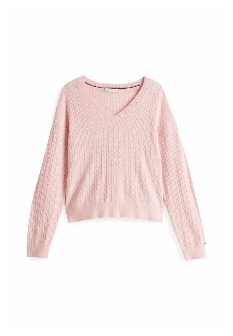 Lichtroze kabelgebreide trui met een V-hals, lange mouwen en een relaxte pasvorm. Beschikt over ribgebreide manchetten en zoom voor textuur en detail.