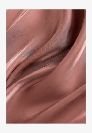 Tissu doux et fluide dans une couleur rose discrète avec une texture lisse. Il présente un léger éclat et des plis délicats, mettant en valeur son design léger.
