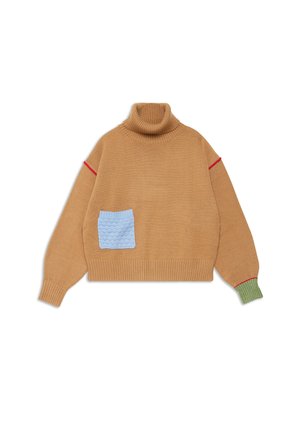 Brązowy sweter wełniany z wysokim kołnierzem, z jasnoniebieską teksturowaną kieszenią oraz czerwonymi i zielonymi akcentami na rękawach.