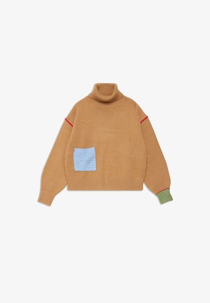 Brązowy sweter wełniany z wysokim kołnierzem, z jasnoniebieską teksturowaną kieszenią oraz czerwonymi i zielonymi akcentami na rękawach.