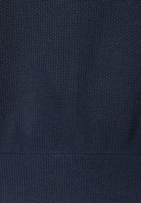 Dunkelblaues, strukturiertes Gewebe mit einem dezenten gewebten Muster. Das Material ist weich und leicht elastisch, geeignet für Bekleidung oder Polsterverwendung.