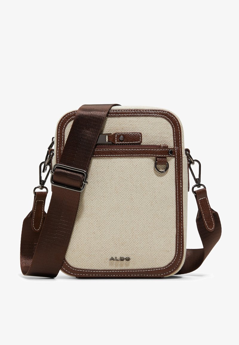 Kremna platnena torba čez rame s smešnimi sintetičnimi usnjenimi detajli, nastavljivim rjavim trakom, sprednjim žepom na zadrgo in embosiranim logotipom blagovne znamke na dnu.