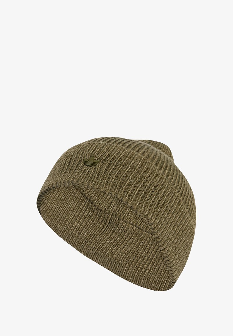 Olīvu zaļš adīts cepure ar ribotu tekstūru, ar nelielu izliektu logotipu priekšpusē. Mīksta materiāla, ar pieguļošu dizainu.