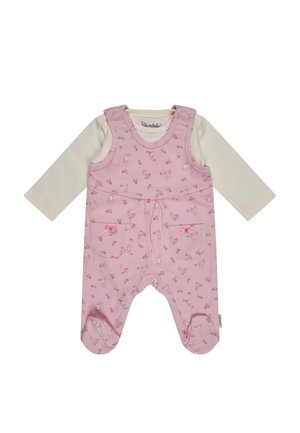 Rosa Baby-Strampler mit kleinem Hasen- und Blumenmuster, cremefarbenes Langarmshirt darunter und aufgesetzte Taschen vorne mit Schleifen.