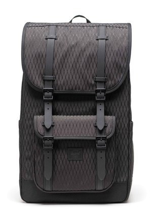 Sac à dos noir à motif losange, accents en cuir, et fermeture à double sangle. Comprend une poche avant et un design en tissu texturé.