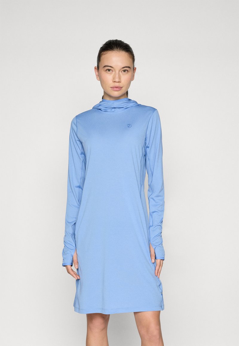 Robe longue à manches longues bleu clair avec un col drapé, en tissu doux, coupe décontractée et fentes latérales. Présente un petit logo sur la poitrine.