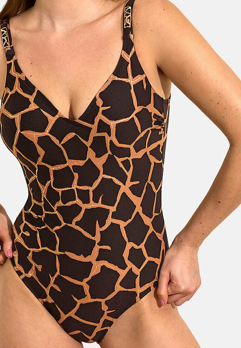 Maillot de bain une pièce noir avec un imprimé girafe dans des tons orange ; il présente des bretelles avec des accents dorés et un décolleté en V profond.