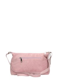 Borsa a tracolla in suede rosa con tracolla in catena rimovibile. Caratterizzata da una tasca frontale con zip e hardware in tonalità argento, e una texture liscia.