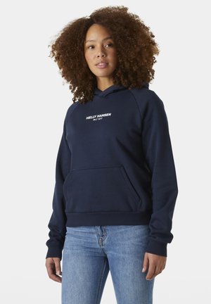 Marineblauwe hoodie van zacht materiaal, met een voorzak en witte logo-tekst op de borst. Geribbelde manchetten en onderrand.
