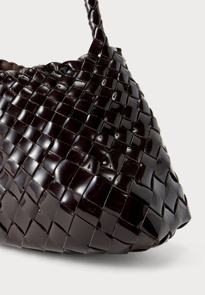 Sac à main en cuir brun foncé brillant avec un motif tressé et une anse tressée, présenté sur un fond uni.