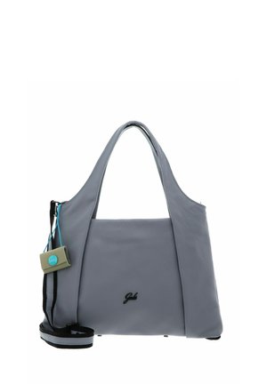 Sac à main en cuir gris doux avec deux poignées, une bandoulière détachable et une petite étiquette verte et bleue attachée.