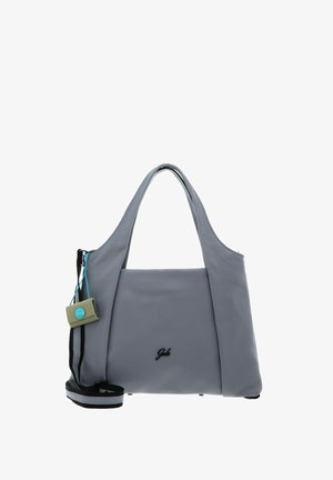 Sac à main en cuir gris doux avec deux poignées, une bandoulière détachable et une petite étiquette verte et bleue attachée.
