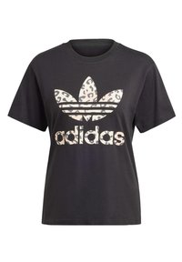Svart kortärmad t-shirt med stort Adidas trefoil-logotyp och text i beige leopardmönster på framsidan.