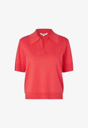 Koraalkleurige polo met korte mouwen, voorzien van een platte kraag, V-hals en geribde zoom. De gebreide stof heeft een gladde textuur.
