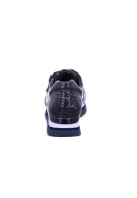 Sneaker a taglio basso con stampa serpente nera e grigia, suola spessa bianca e blu navy, vista da dietro su uno sfondo bianco.