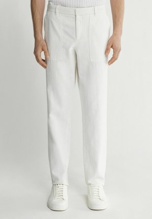 - Spodnie materiałowe