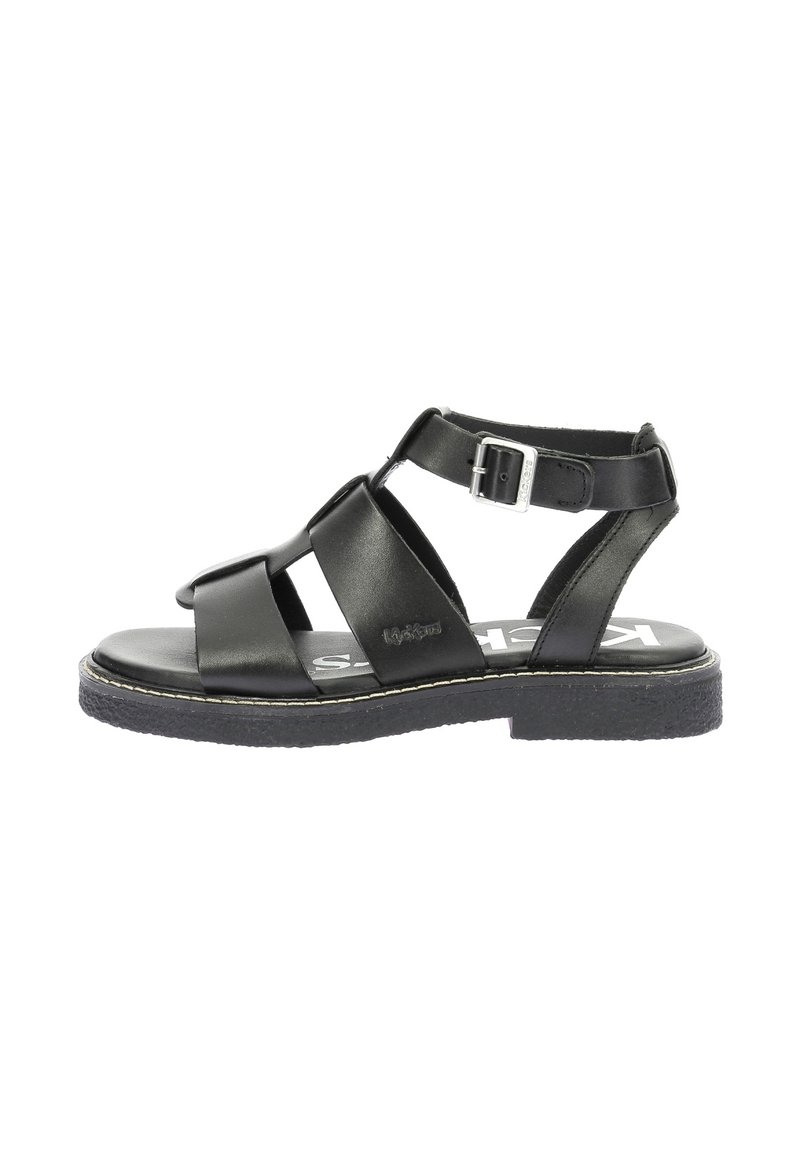 Sandal en cuir noir avec larges sangles, fermeture à boucle réglable, semelle intérieure contourée et semelle en caoutchouc robuste. Design minimaliste.