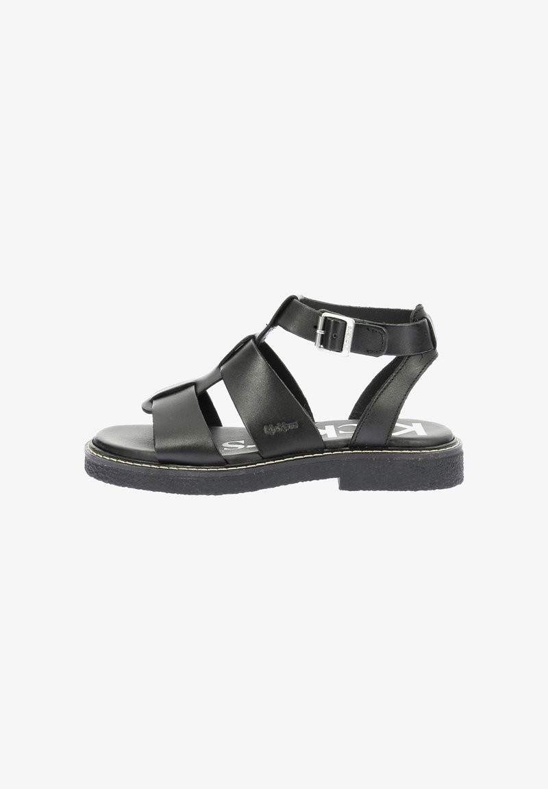 Sandal en cuir noir avec larges sangles, fermeture à boucle réglable, semelle intérieure contourée et semelle en caoutchouc robuste. Design minimaliste.
