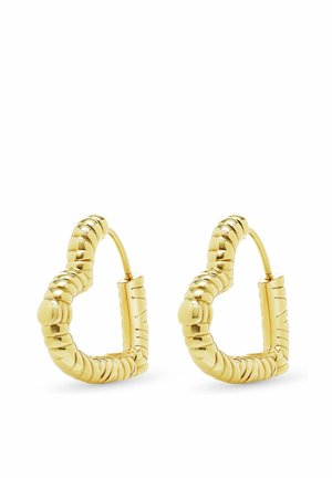 Par af guldfarvede teksturerede øreringe med en chunky, opdelt design og en buet firkantet form på en hvid baggrund.