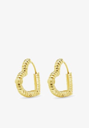 Paar goldfarbener, strukturierter Creolen mit einem kräftigen, segmentierten Design und einer gebogenen quadratischen Form vor weißem Hintergrund.