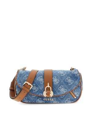Sac d'épaule Guess en denim bleu avec sangle en cuir marron clair, ferrures dorées, motif logo et fermeture à boucle sur fond blanc.