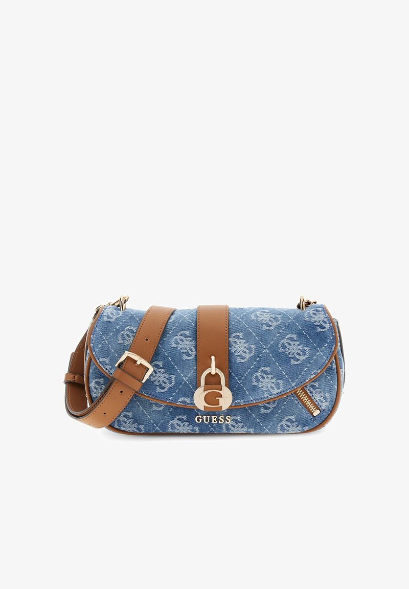 Μπλε τζιν τσάντα Guess για τον ώμο με λουρί από δέρμα σε καμηλό χρώμα, χρυσά μεταλλικά στοιχεία, μοτίβο με λογότυπο και κλείσιμο με αγκράφα σε λευκό φόντο.