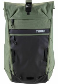 Sac à dos Thule en tissu olive durable avec des accents noirs, fermeture roulée, poche zippée à l'avant et panneaux latéraux en mesh.