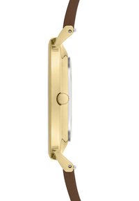 Goudkleurig horloge met een platte kast, bruine leren band en een kroon aan de zijkant. Duidelijk glas bedekt de wijzerplaat.