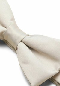 Beige silk butterflyknude med en glat tekstur, klassisk form og et selvslyngt design med en pænt bundet midte.
