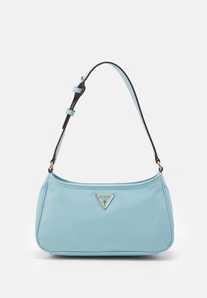 Jasnoniebieska torba na ramię Guess z regulowanym paskiem i trójkątną plakietką z logo z przodu na jednolitym tle.