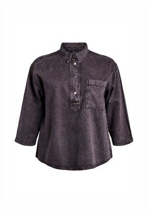 Camisa de mezclilla negra con cuello, mangas tres cuartos, tapeta de botones y un bolsillo en el pecho. Presenta costuras visibles y un ajuste relajado.
