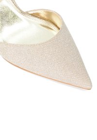 Chaussure à bout pointu avec un dessus texturé de beige clair, dotée d'un intérieur doré métallique et d'une semelle lisse, conçue pour une tenue formelle.