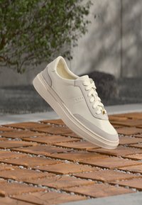 Избран, open white