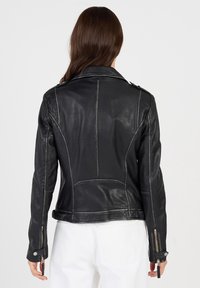 Schwarze Leder-Motorradjacke mit tailliertem Design, asymmetrischen Nähten, Reißverschlüssen an den Ärmeln und klassischem Kragen.