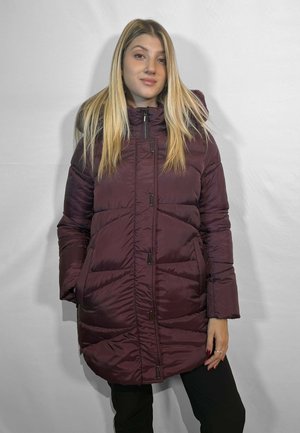 Cappotto imbottito bordeaux con chiusura a zip, tasche con zip e maniche lunghe, dotato di cappuccio e design trapuntato per l'isolamento.