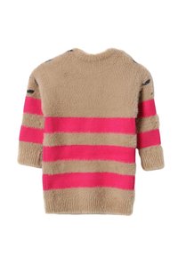 Maglione beige peloso con maniche lunghe, caratterizzato da strisce orizzontali rosa brillante su corpo e maniche, mostrato da dietro su uno sfondo bianco.
