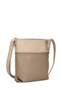 Beige leren crossbodytas met een gladde textuur, voorzien van een ritssluiting aan de voorkant en een lange verstelbare band.