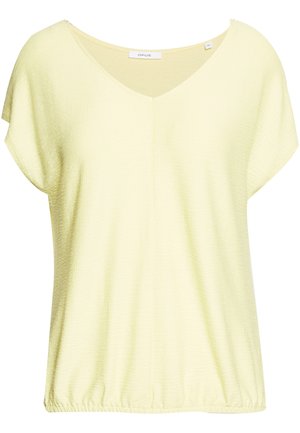 Jasnożółta bluzka z krótkim rękawem i dekoltem w serek, wykonana z teksturowanej tkaniny. Posiada lekko marszczony elastyczny dół, prosty design bez wzorów.