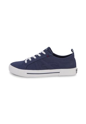 Zapatilla baja de color azul marino con cordones blancos, suela de caucho blanca con una raya negra y una lengüeta en el talón sobre un fondo blanco.