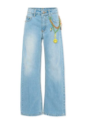 Jeans azzurri a gamba larga con catenella colorata e ciondolo a forma di faccina sorridente attaccati alla tasca anteriore destra.